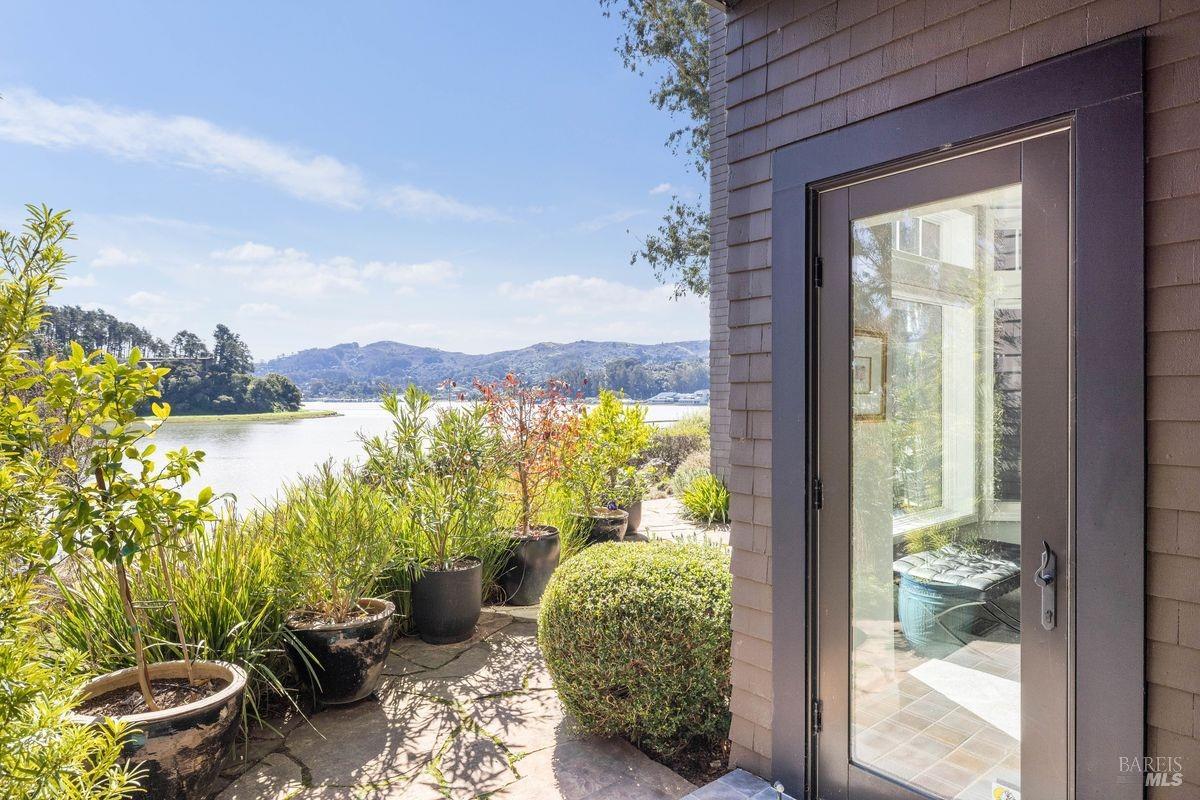 85 De Silva Island Dr