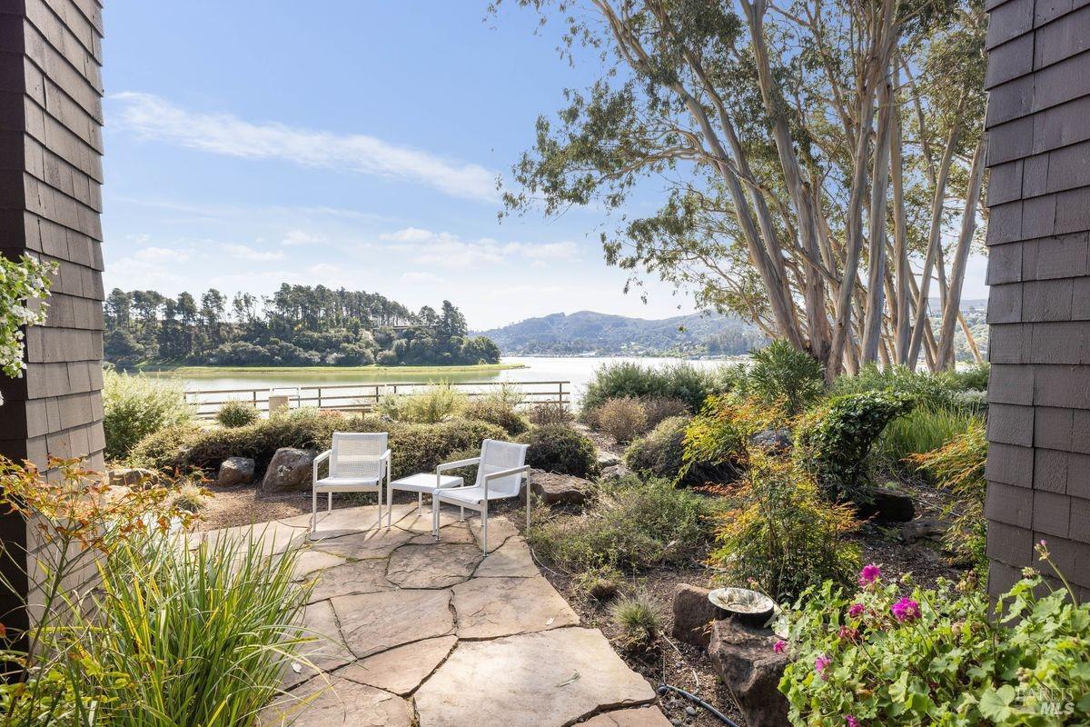 85 De Silva Island Dr