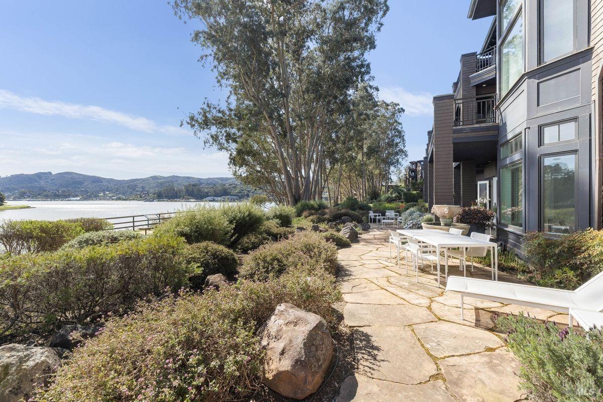 85 De Silva Island Dr