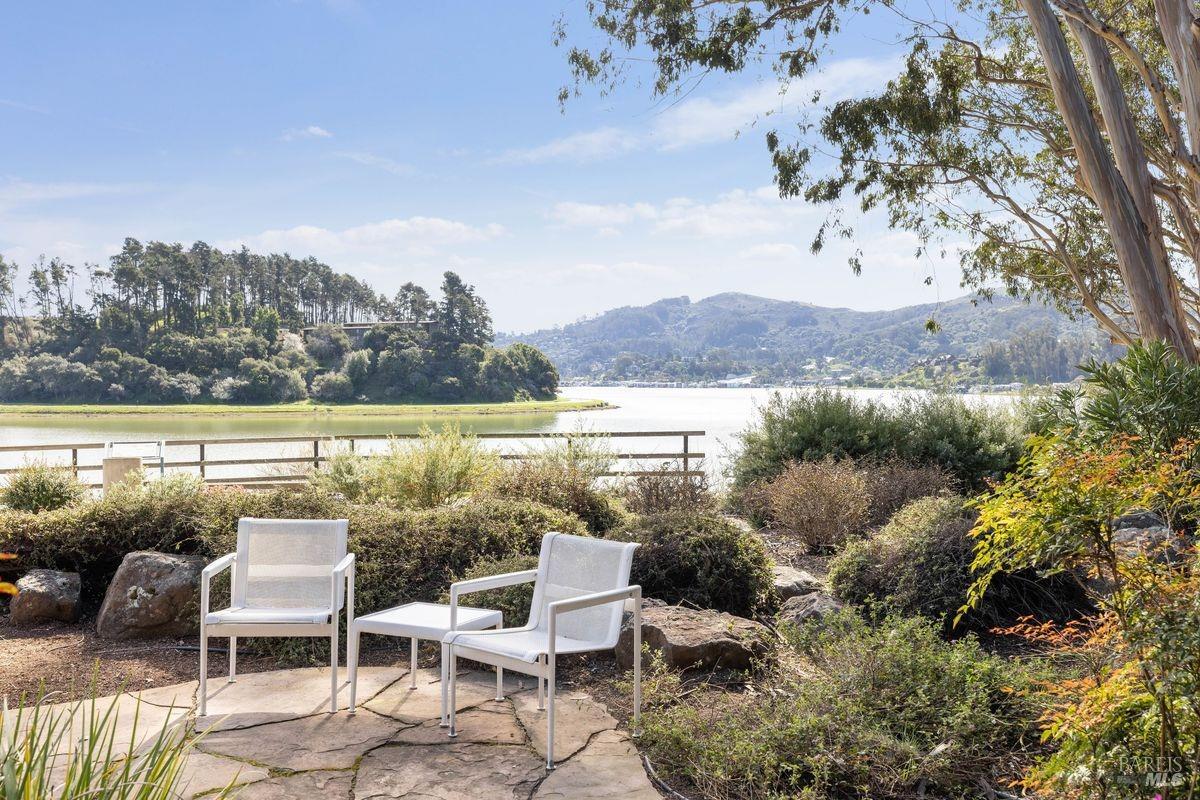 85 De Silva Island Dr