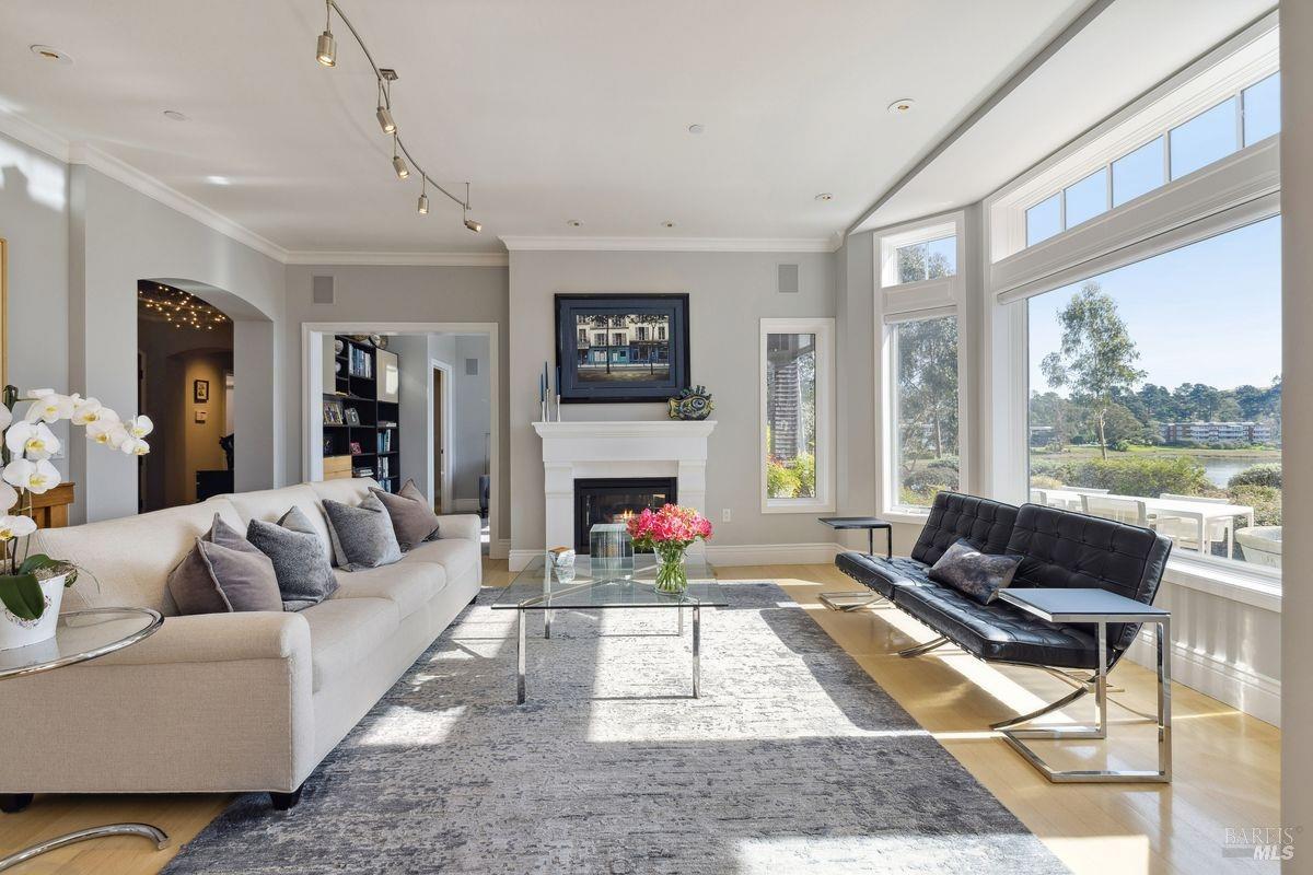 85 De Silva Island Dr