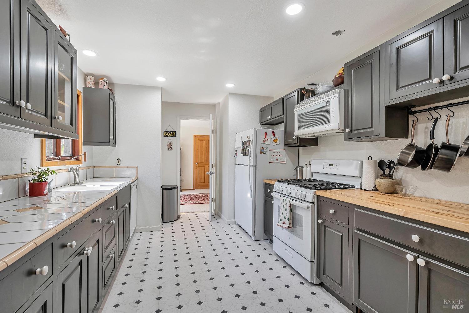 868-870 High School Rd