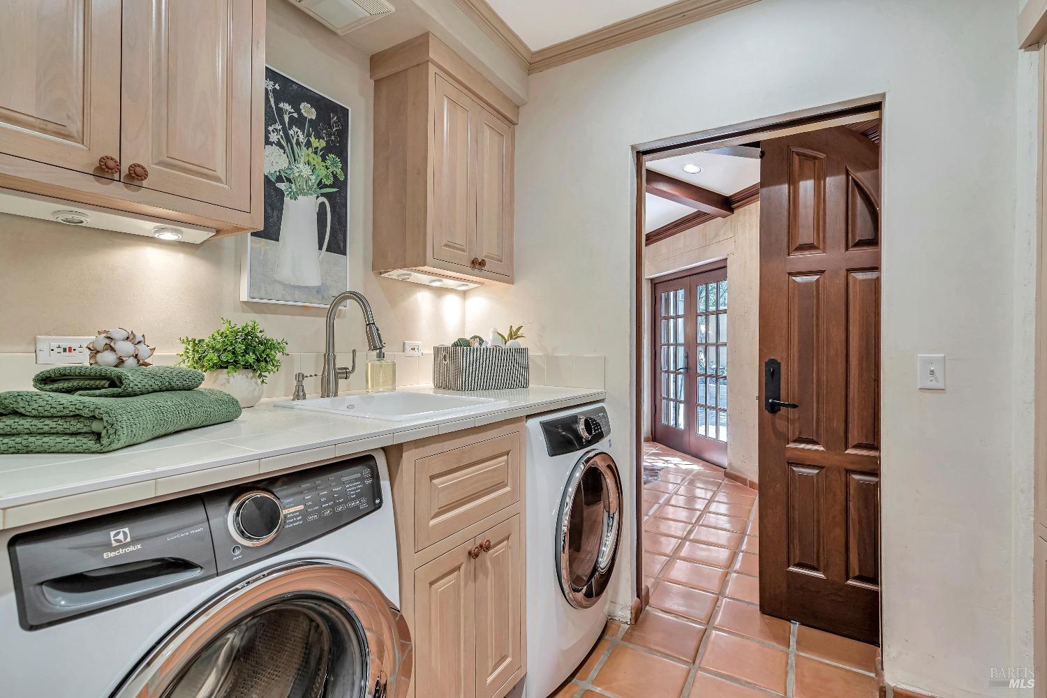 868-870 High School Rd