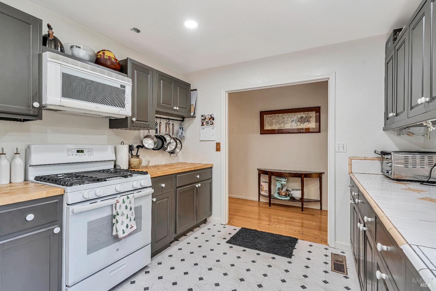 868-870 High School Rd