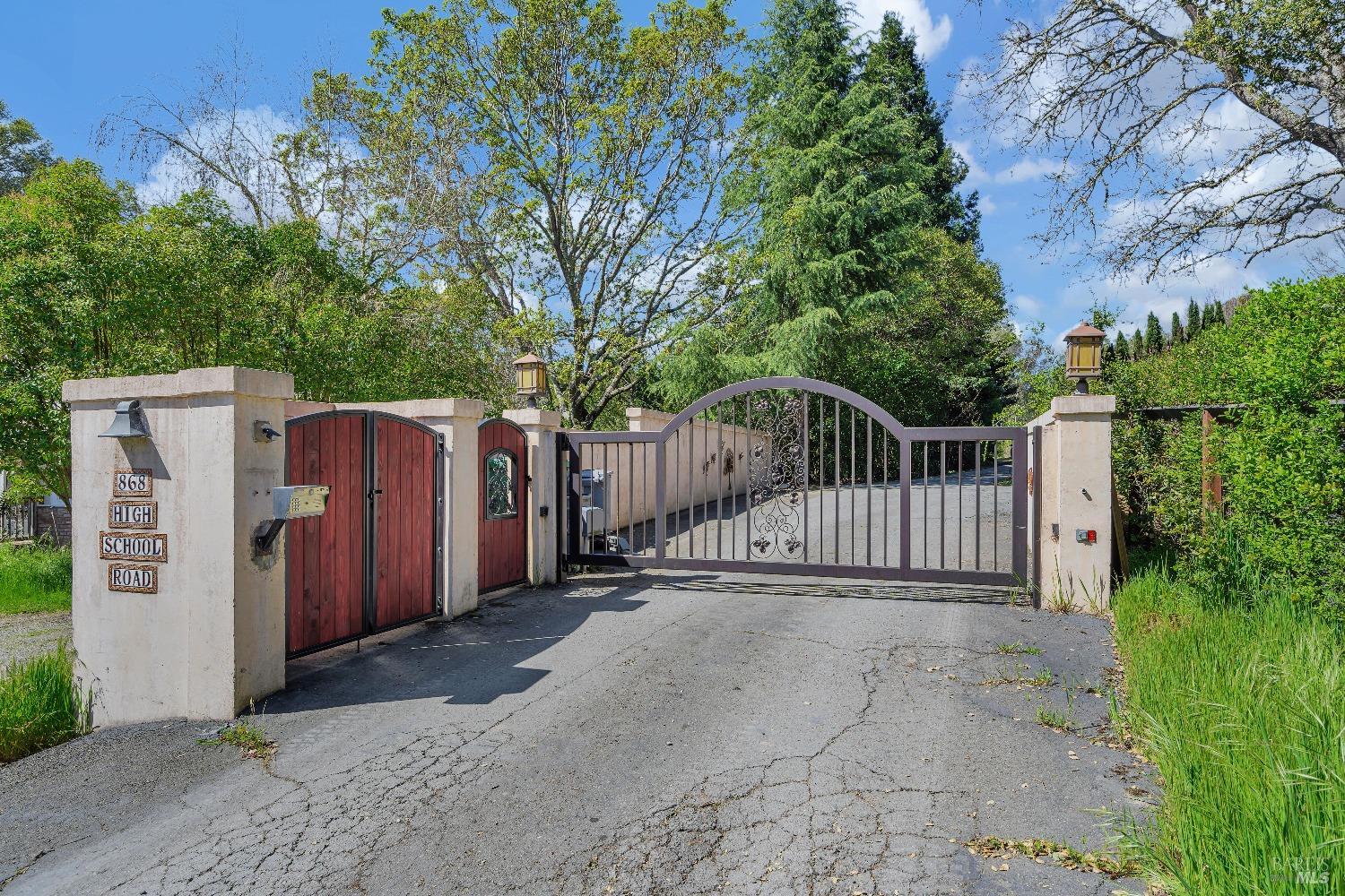 868-870 High School Rd