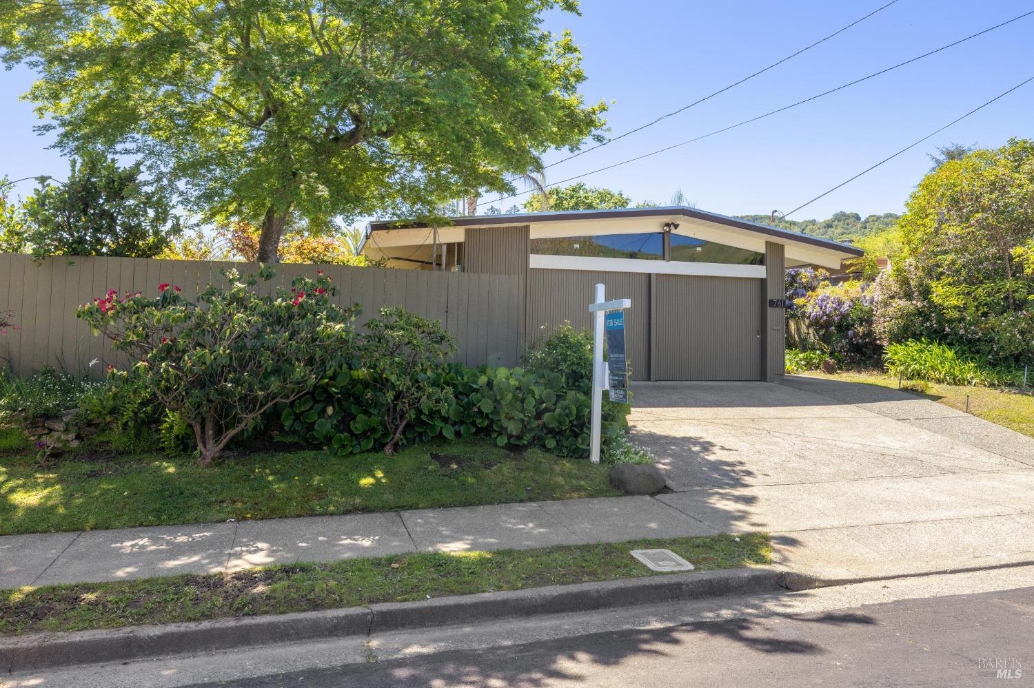 761 Del Ganado Rd