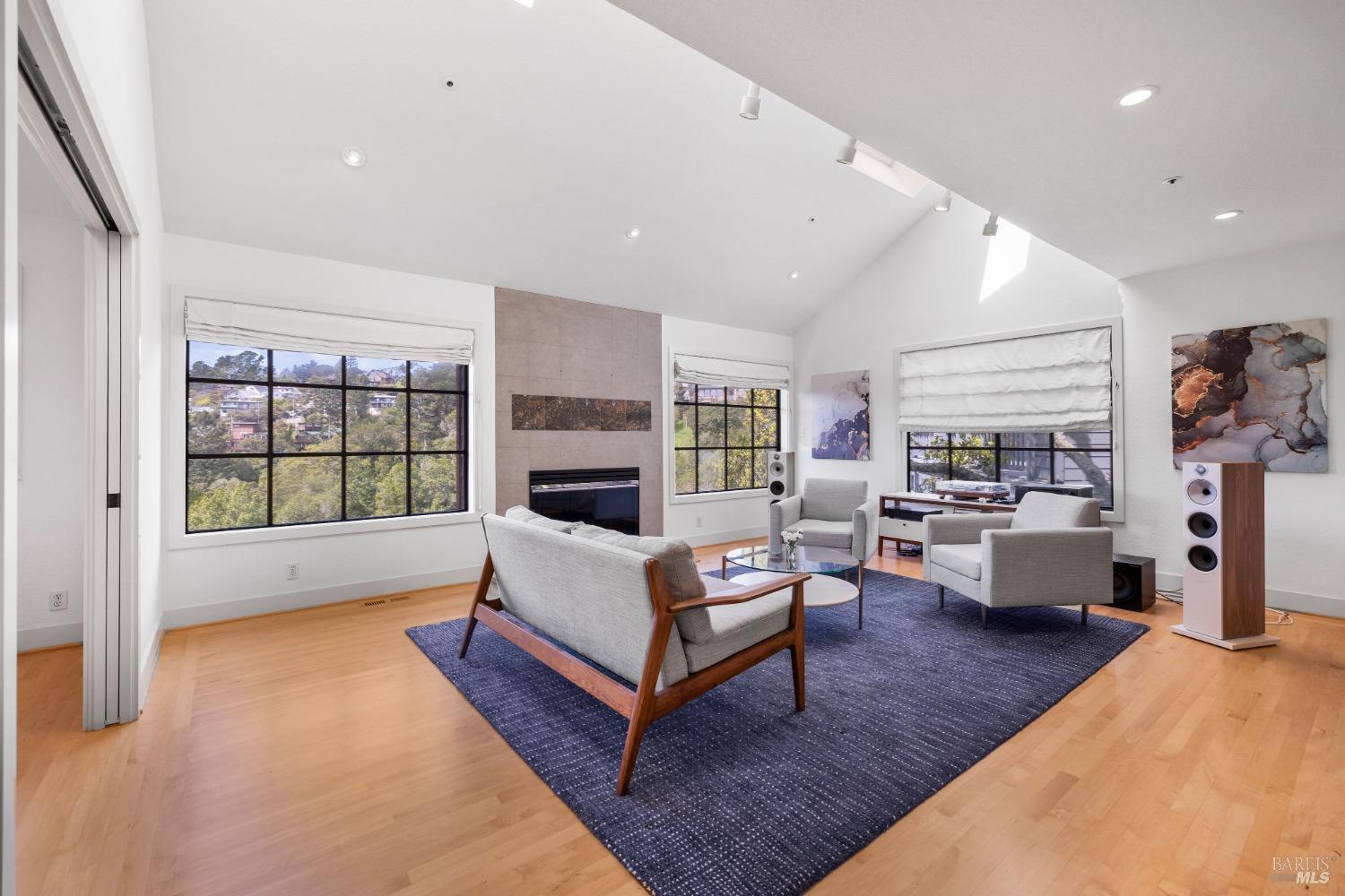 985 W California Ave