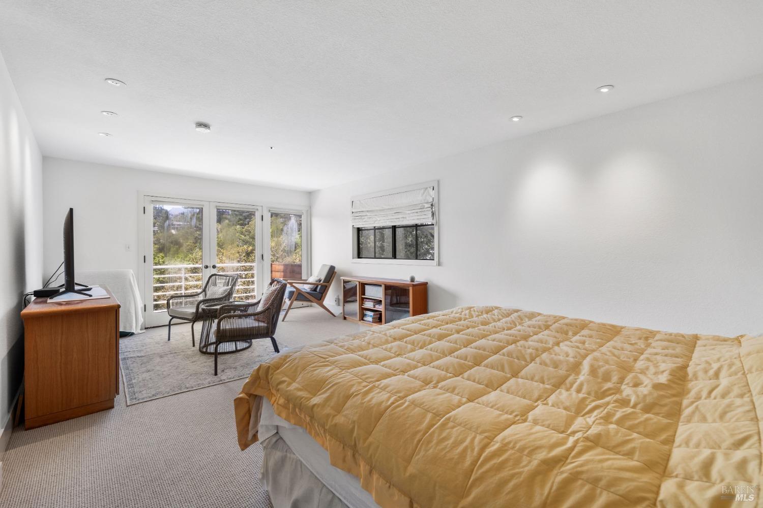 985 W California Ave