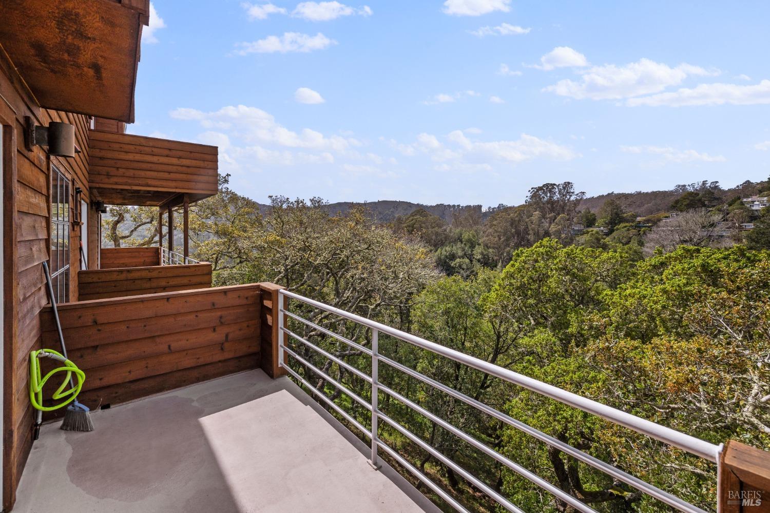 985 W California Ave