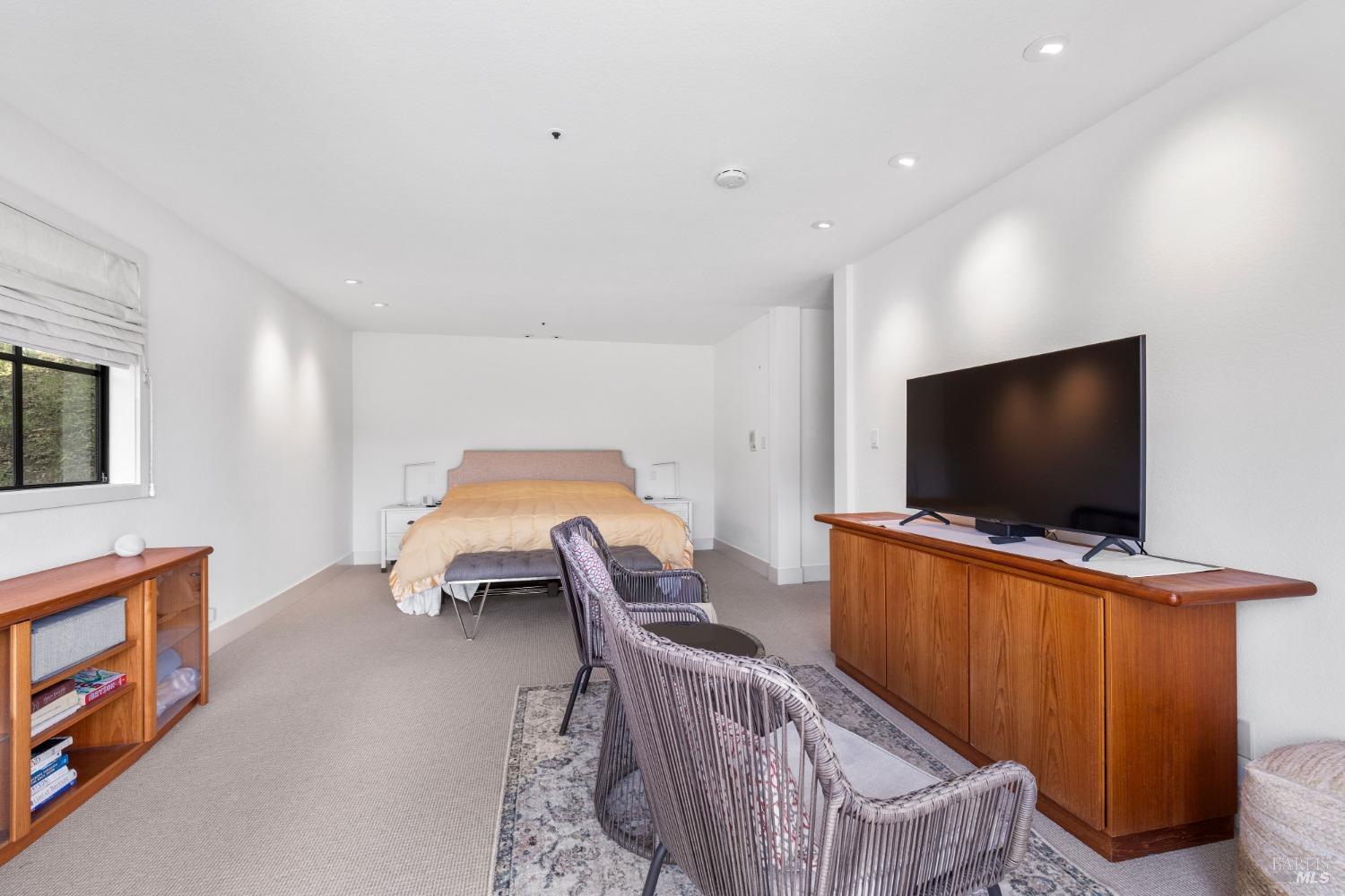 985 W California Ave