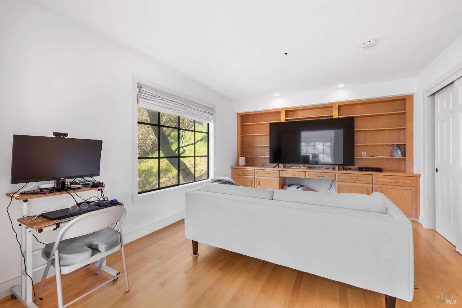 985 W California Ave