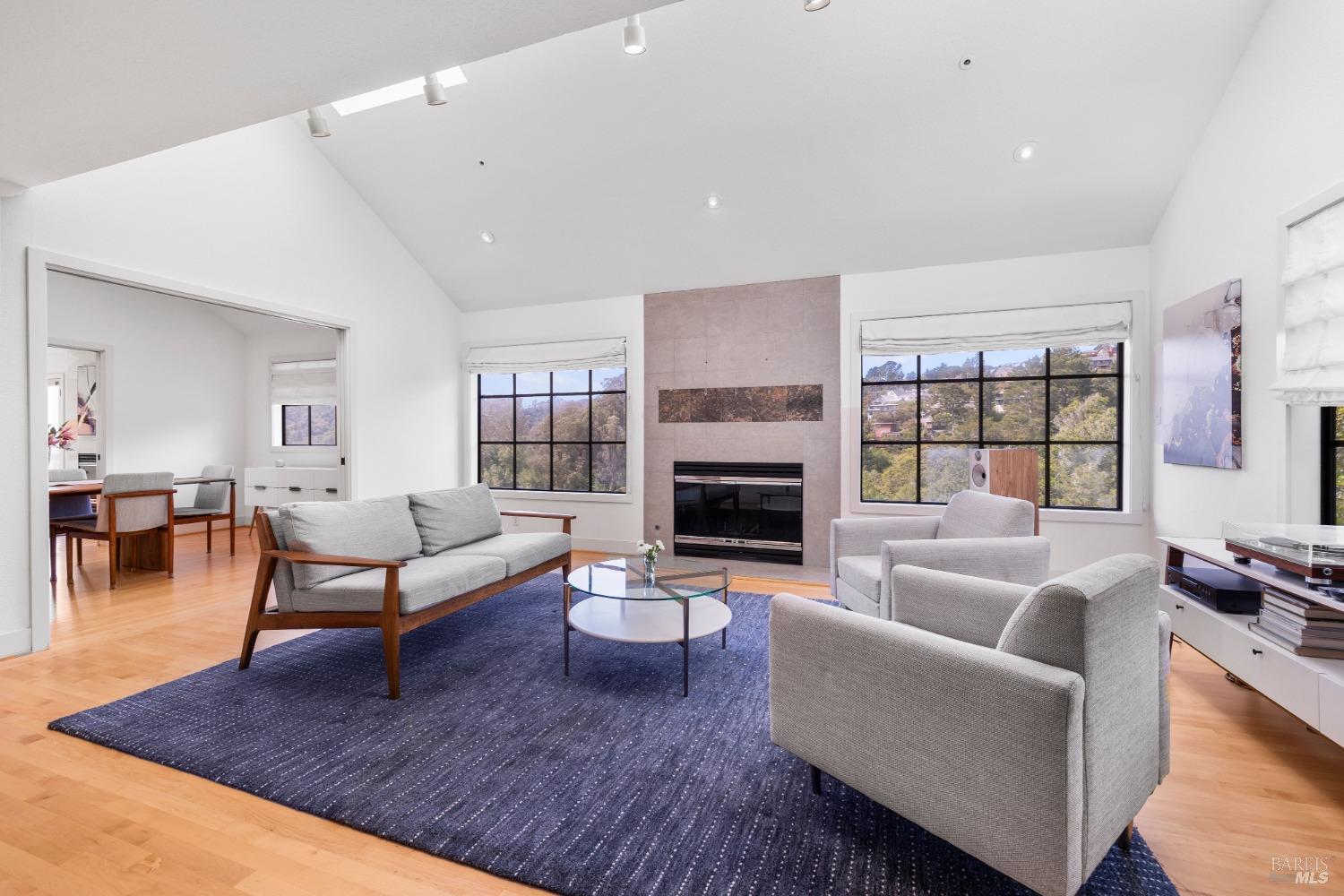 985 W California Ave