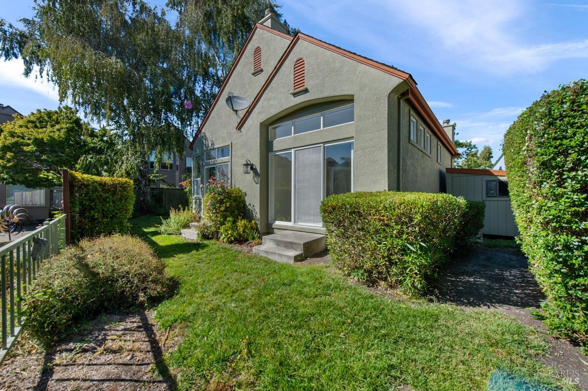 10 Raffles Ct