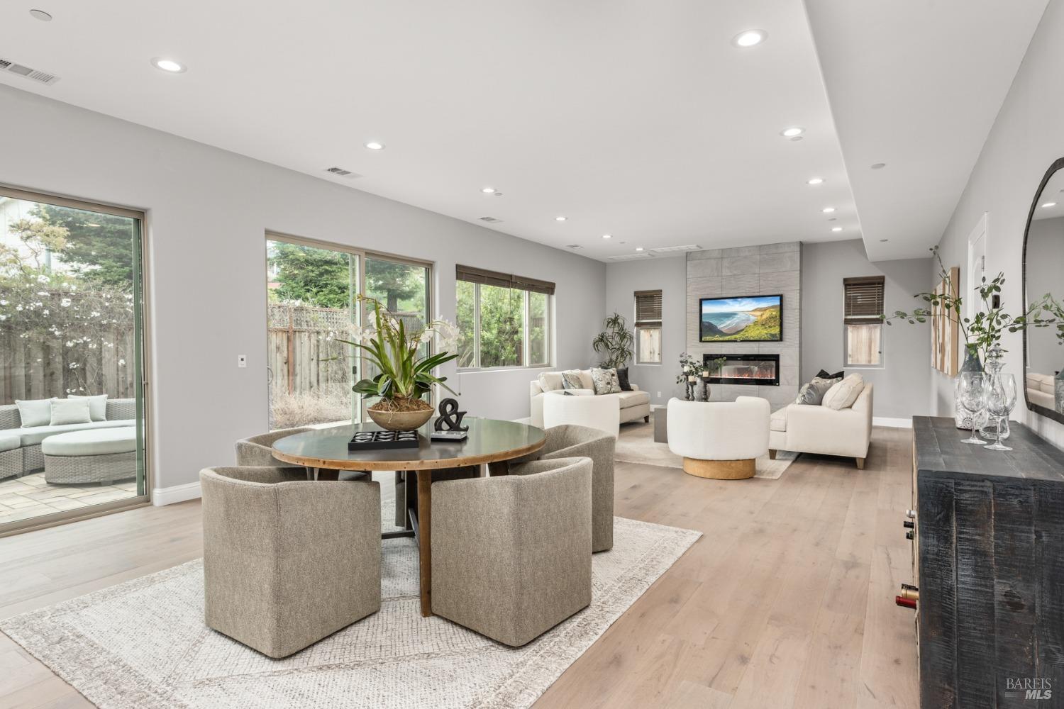 1908 Fountainview Cir