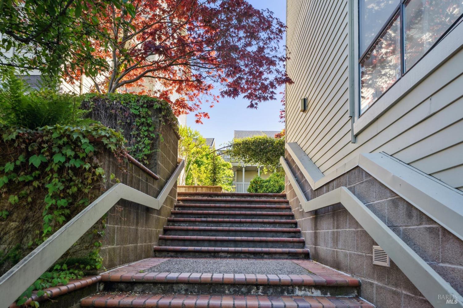 118 Eucalyptus Knoll St