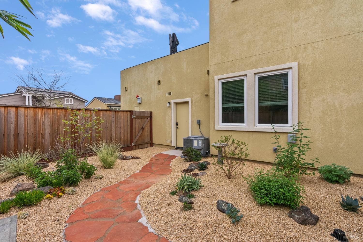 569 Sapphire St
