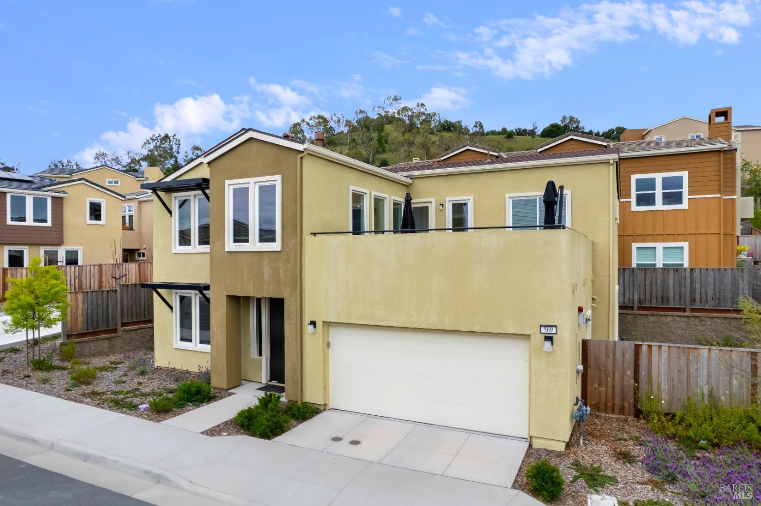 569 Sapphire St
