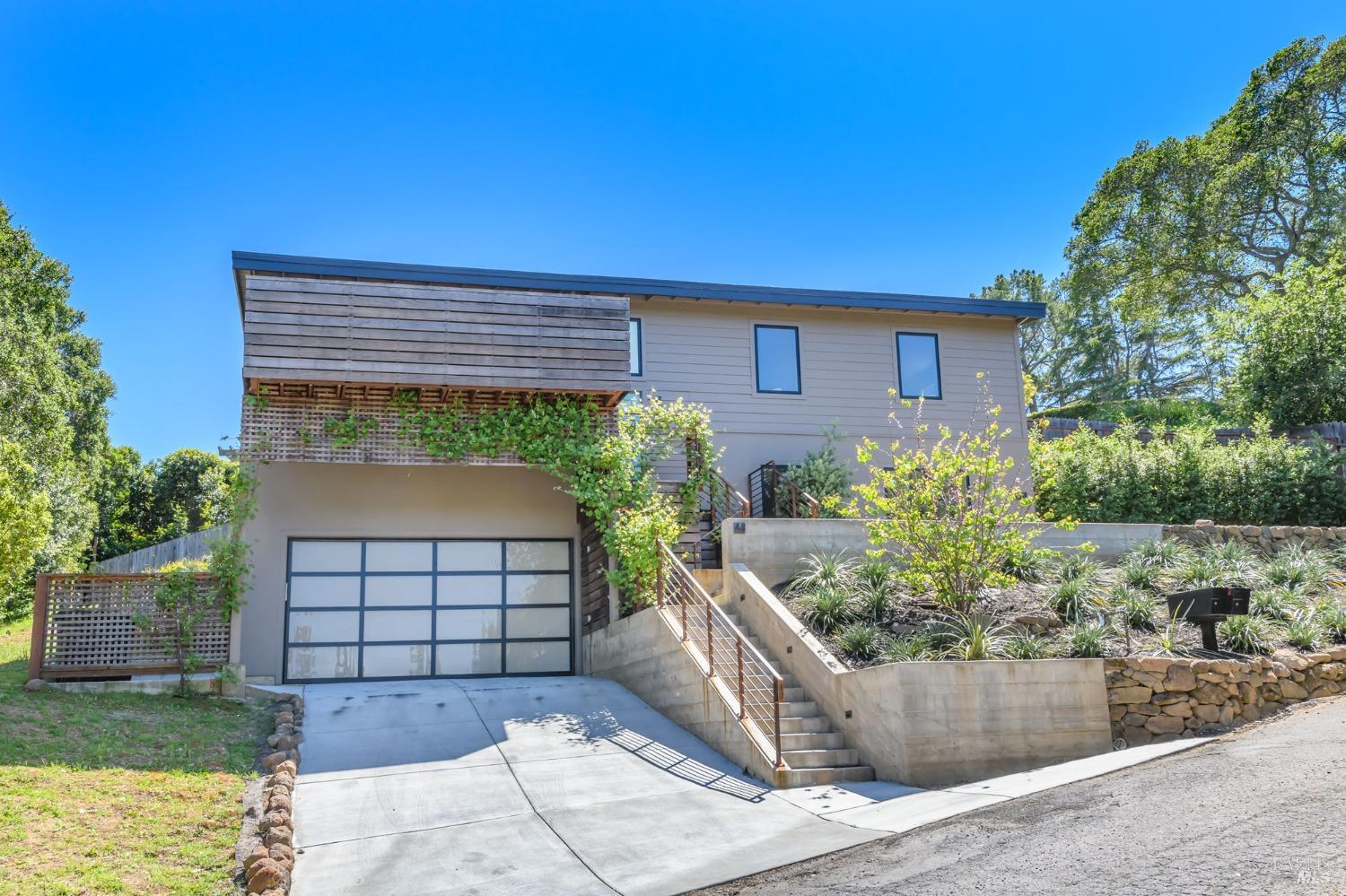 48 Vineyard Ave