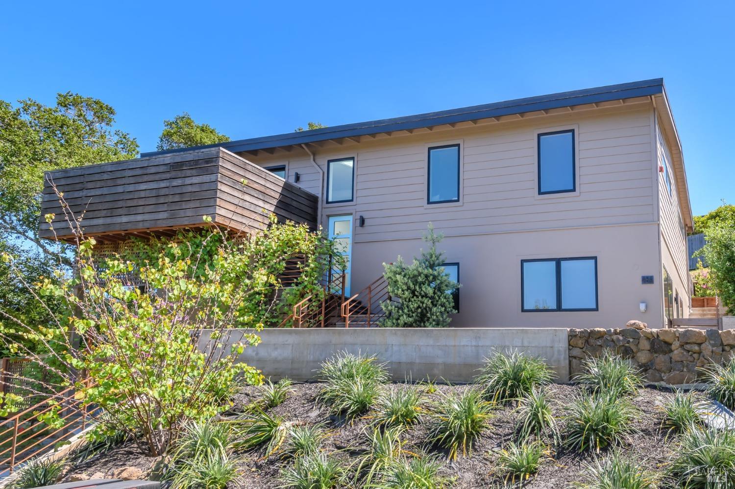 48 Vineyard Ave