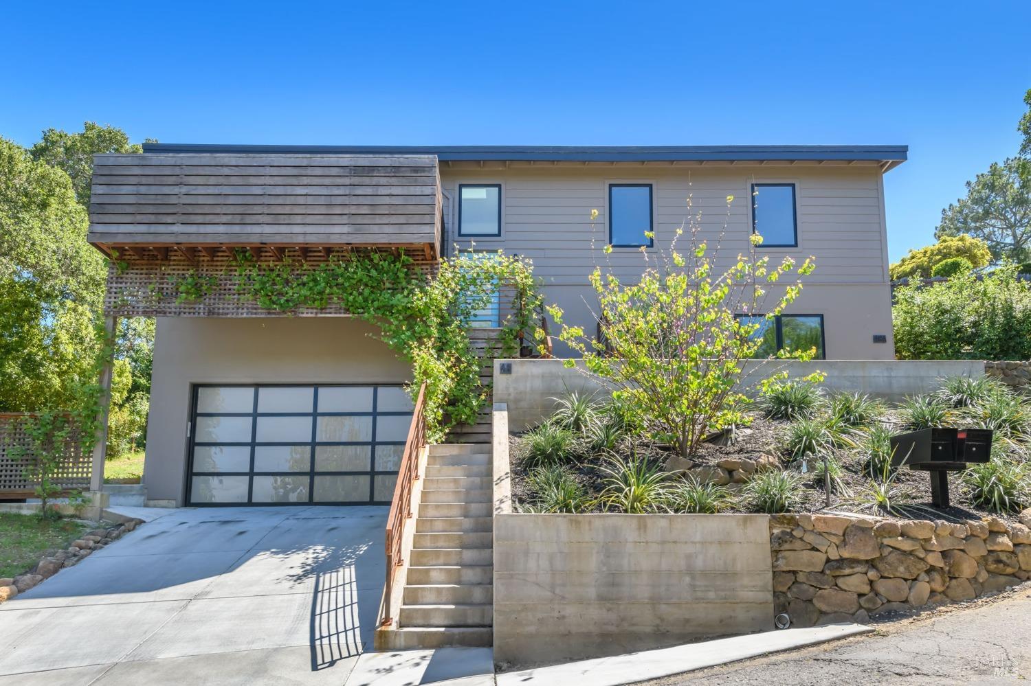 48 Vineyard Ave