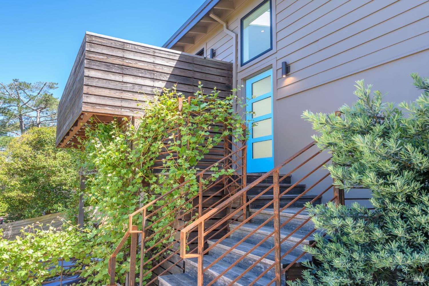 48 Vineyard Ave