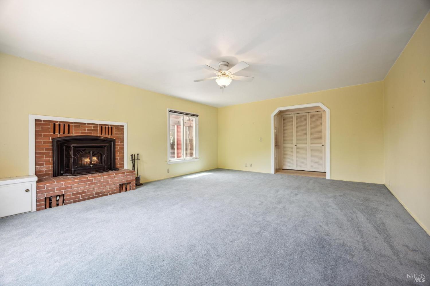 1376 Hillview Ln