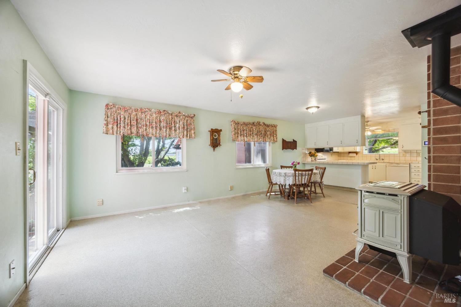 1376 Hillview Ln