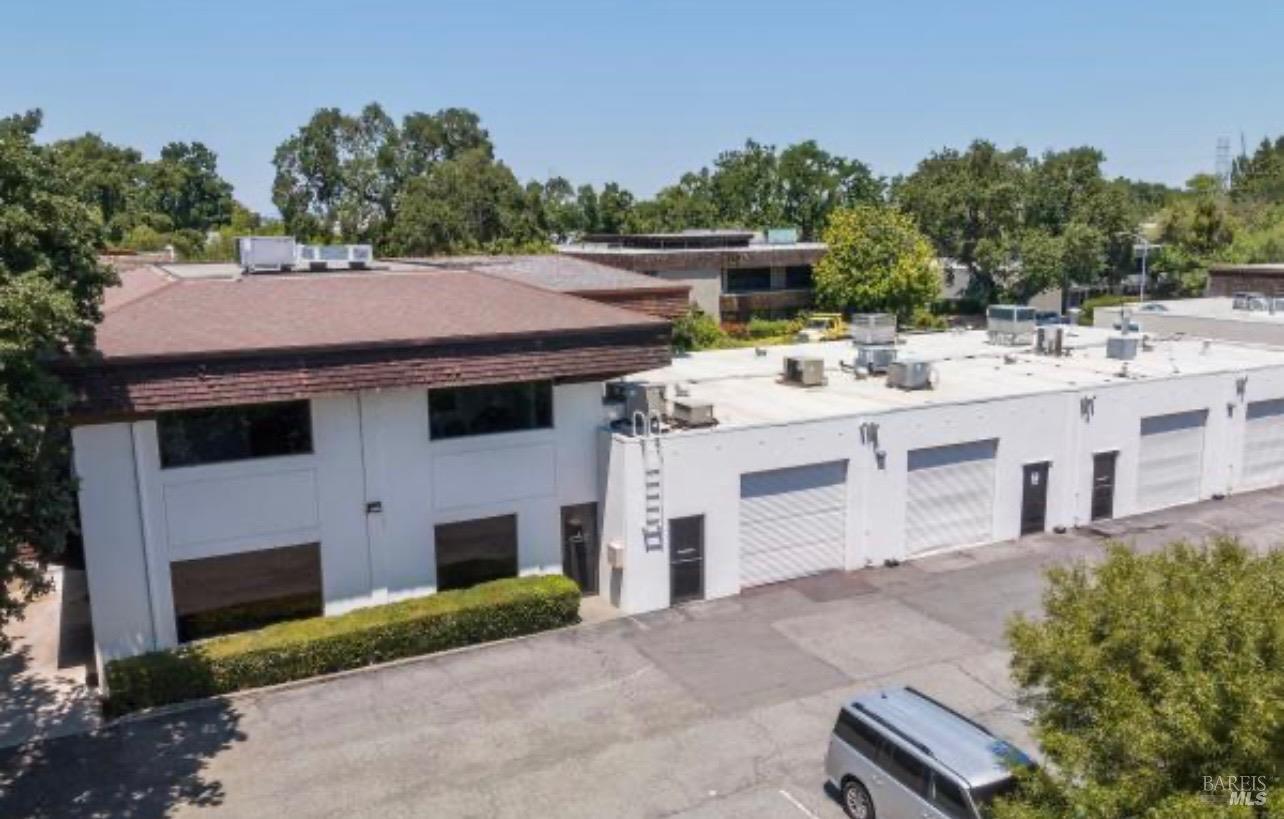 4 Commercial Blvd