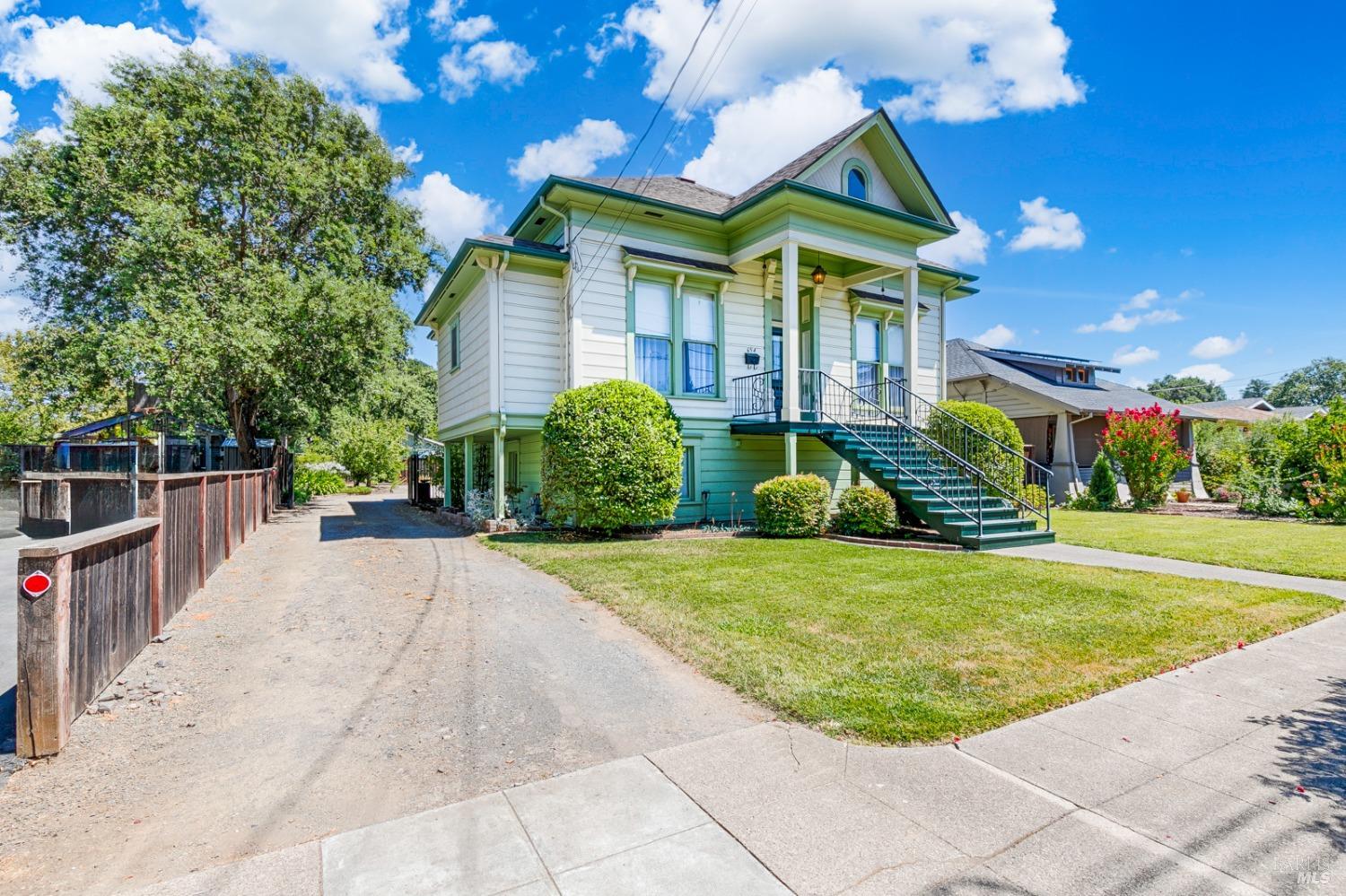 654 King St