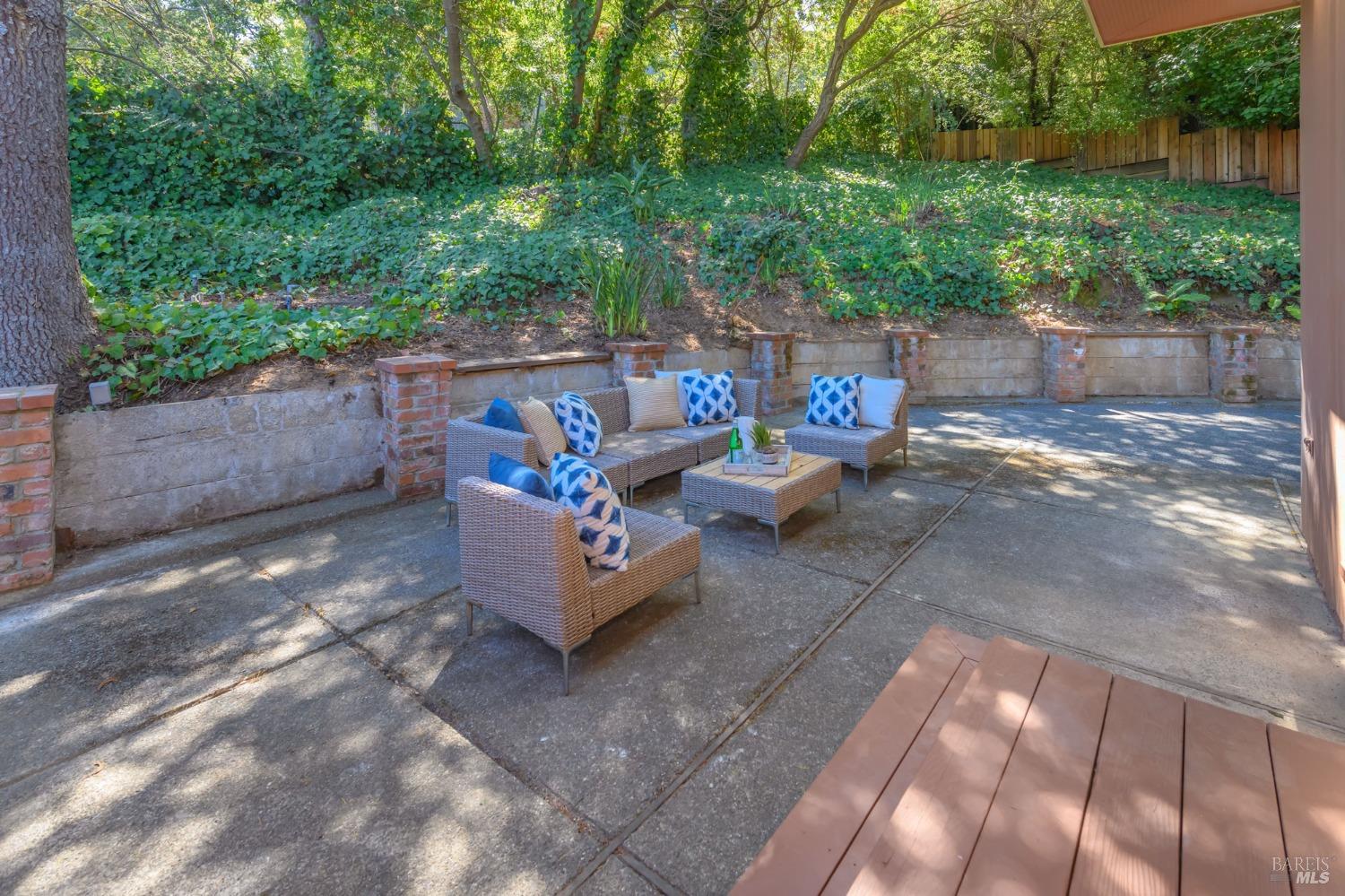 633 Manzanita Ave