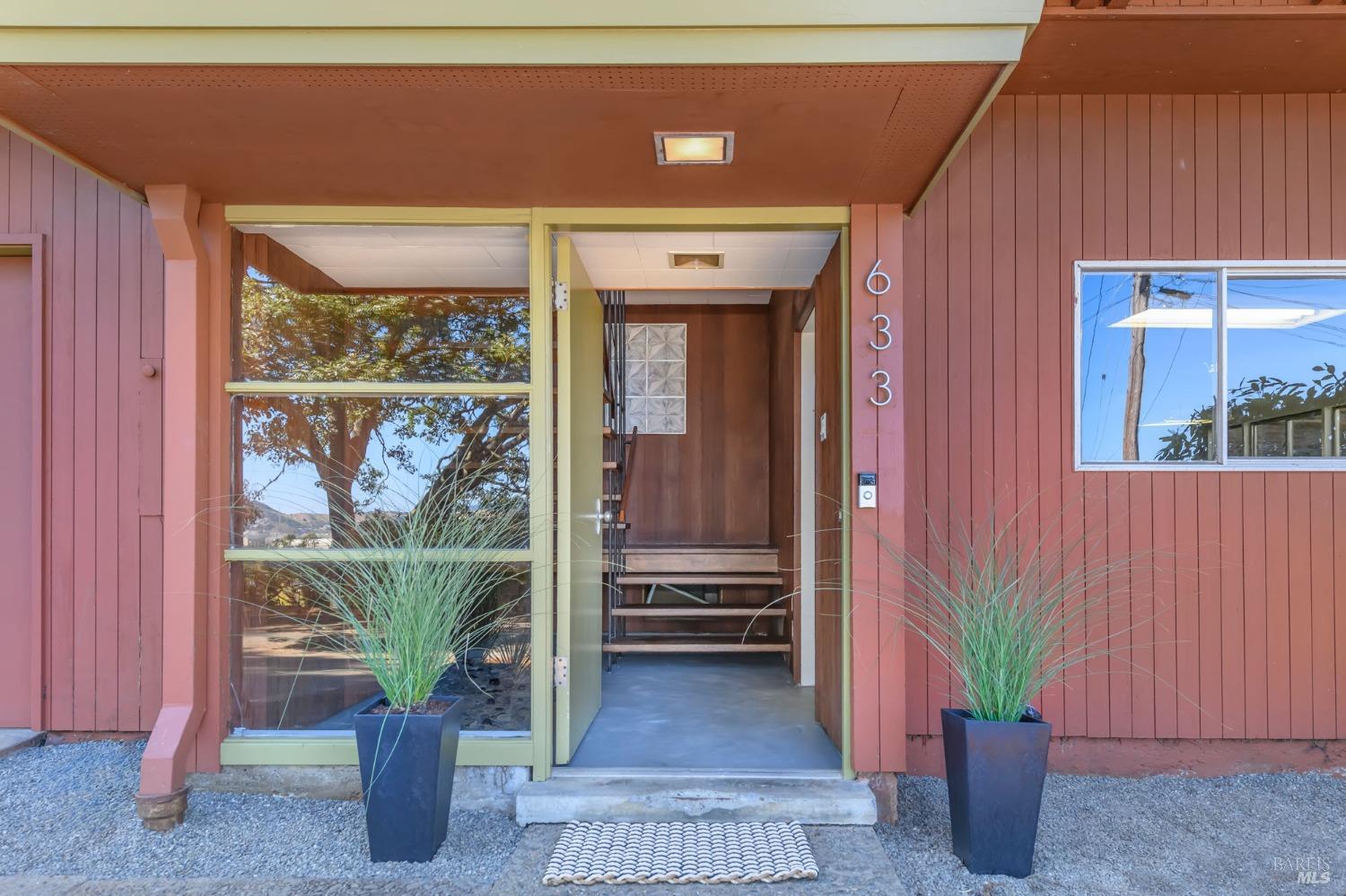 633 Manzanita Ave