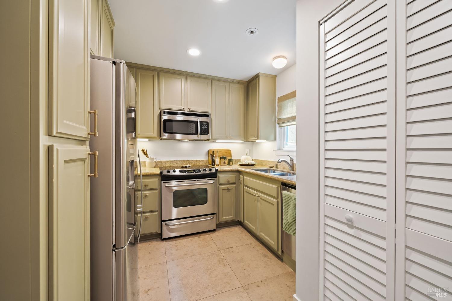 202 Foss Creek Cir #C