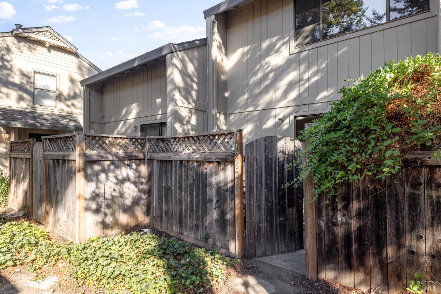 1909 Windmill Circle