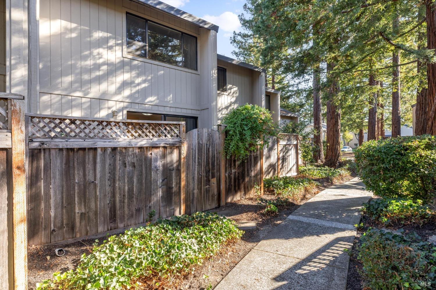 1909 Windmill Circle