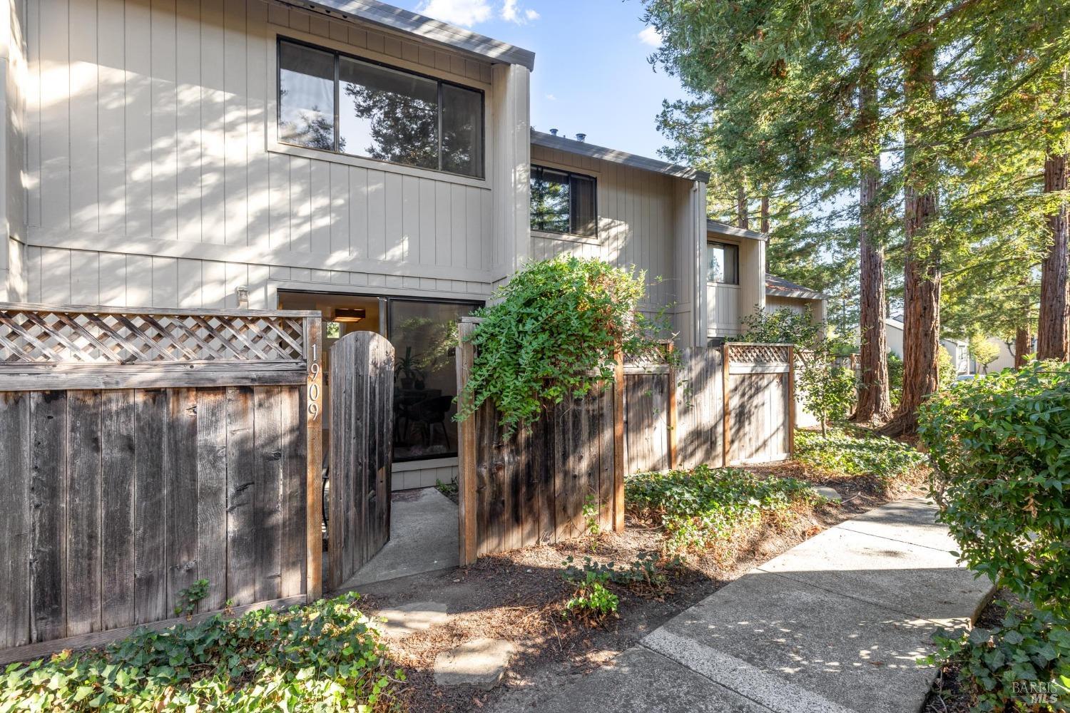 1909 Windmill Circle