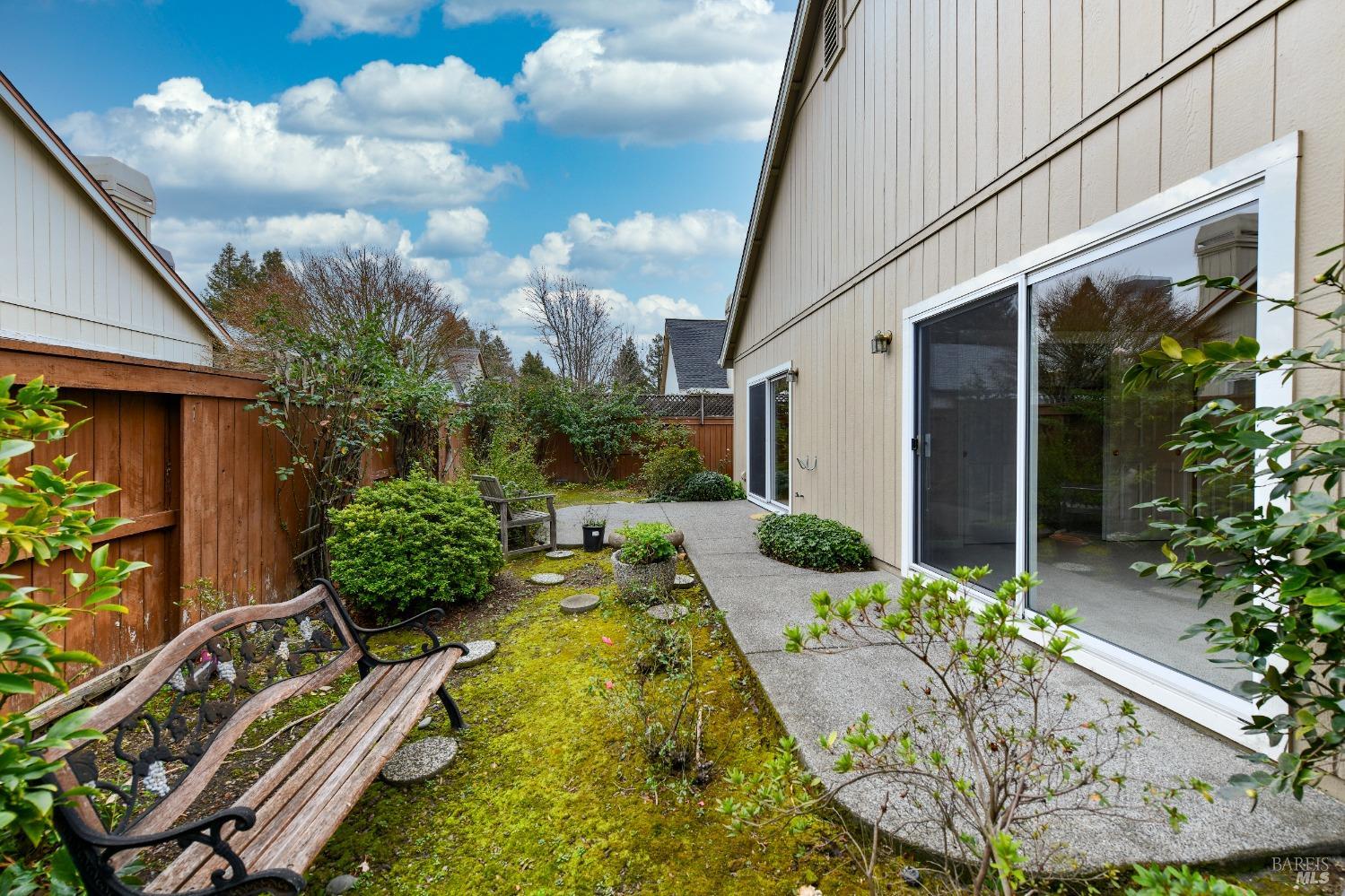 833 Peggy Lee Ct
