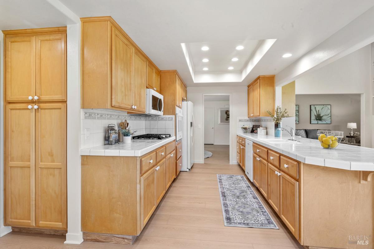 14 Valley Oaks Place