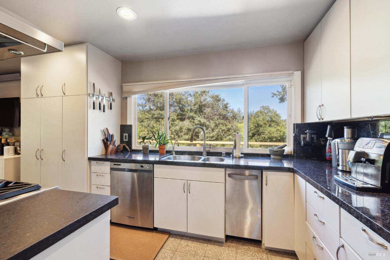 365 White Cottage Rd N