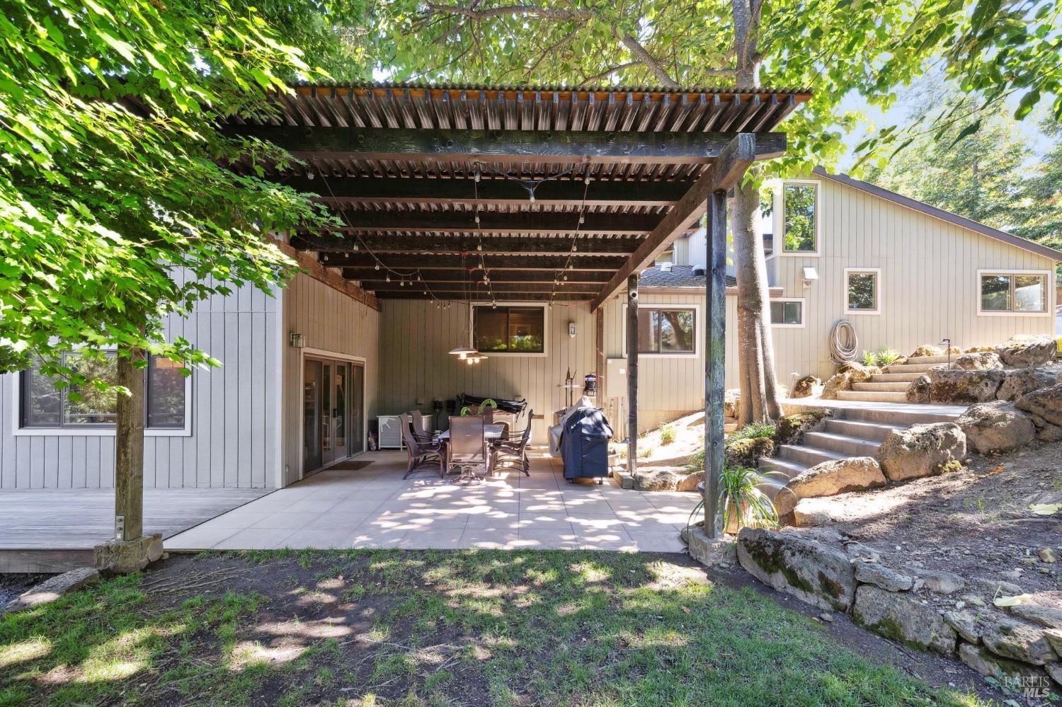 365 White Cottage Rd N