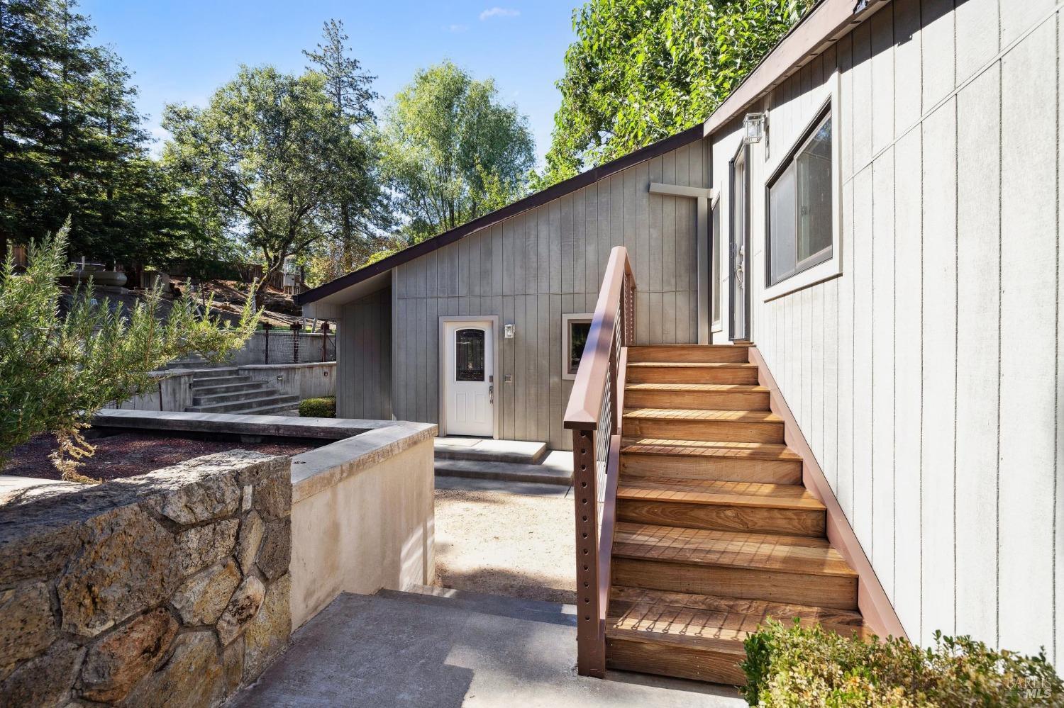 365 White Cottage Rd N