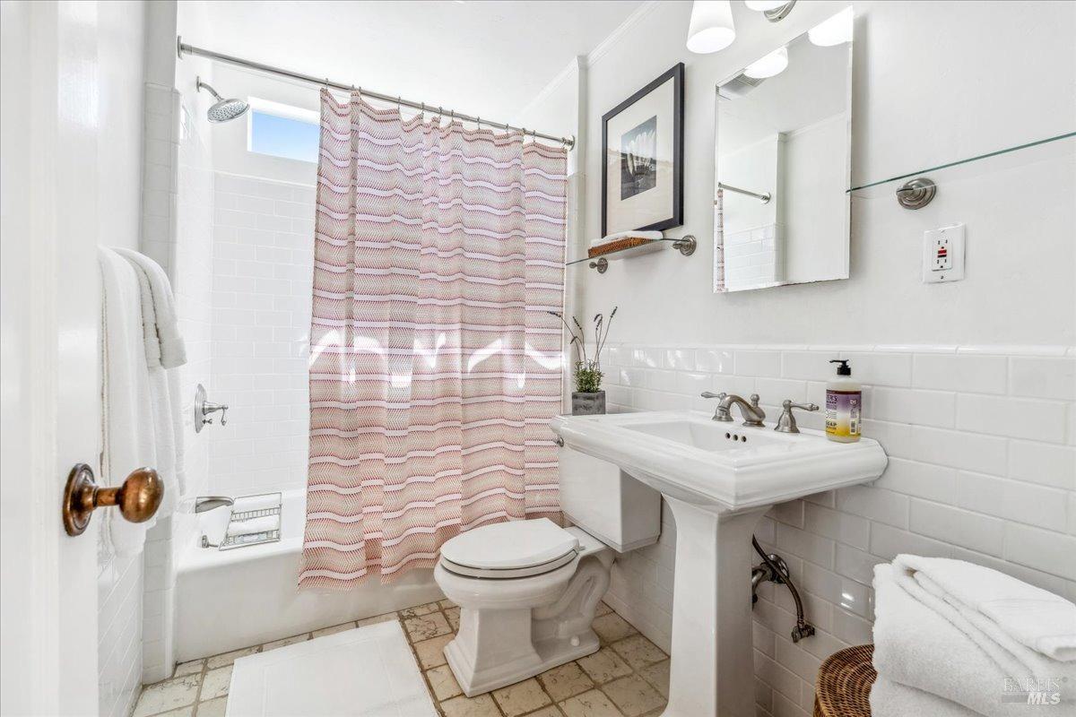 240 Los Angeles Blvd