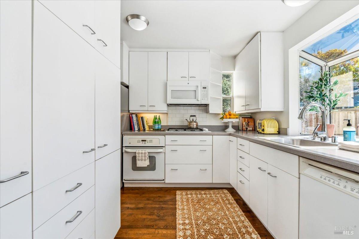 240 Los Angeles Blvd