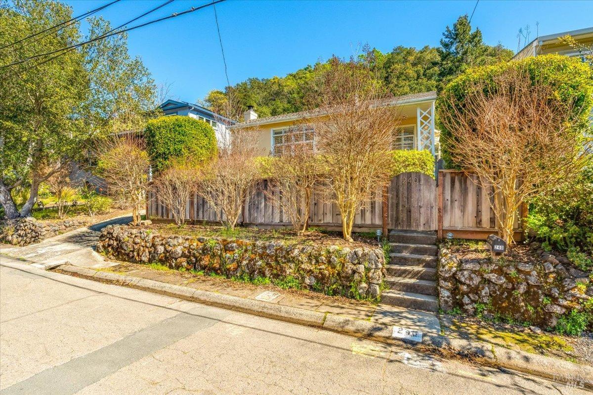 240 Los Angeles Blvd