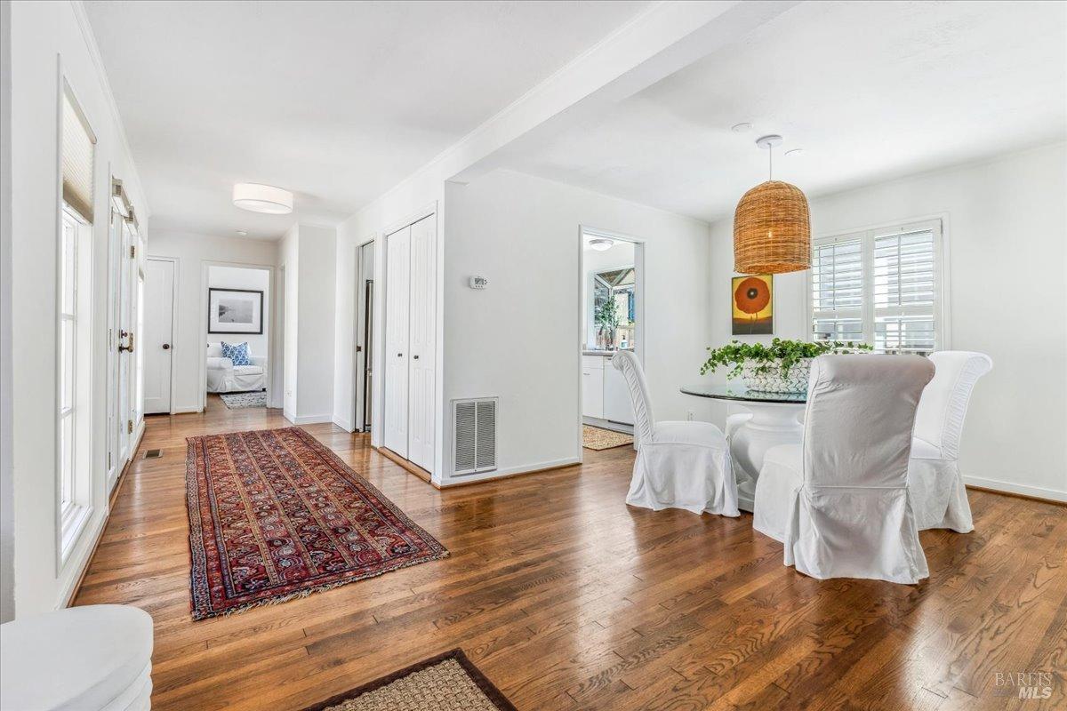 240 Los Angeles Blvd