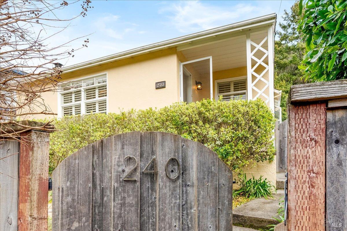 240 Los Angeles Blvd