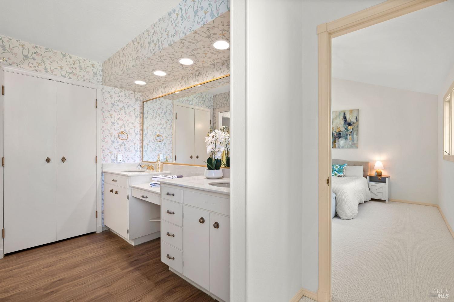 4284 Woodland Shadows Pl