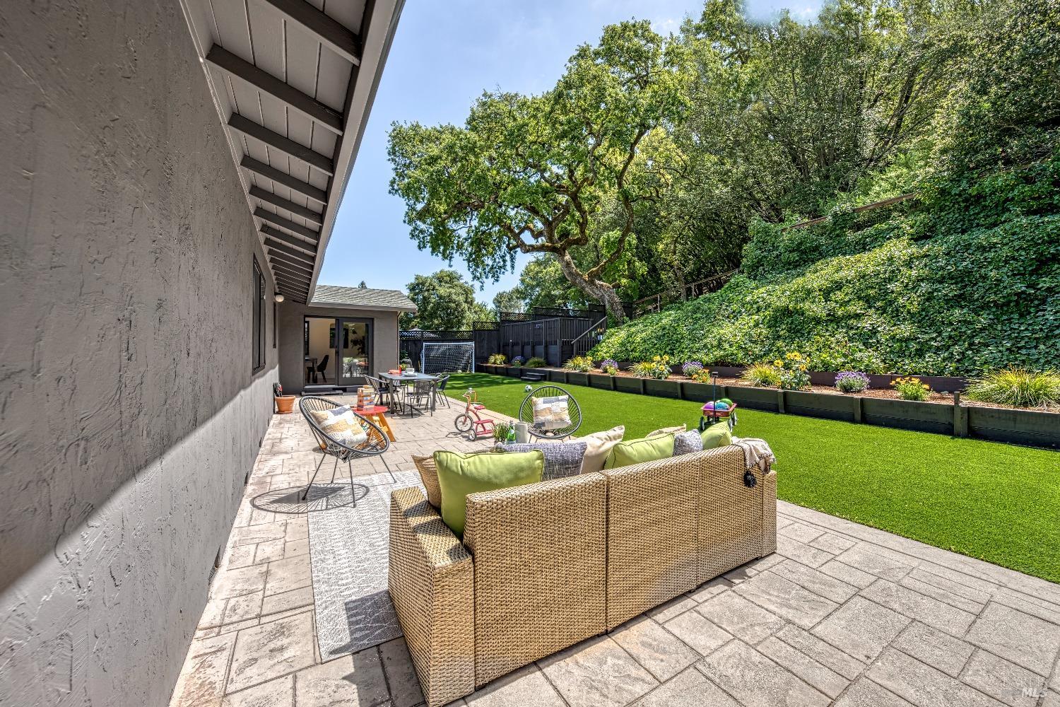 453 Alameda De La Loma