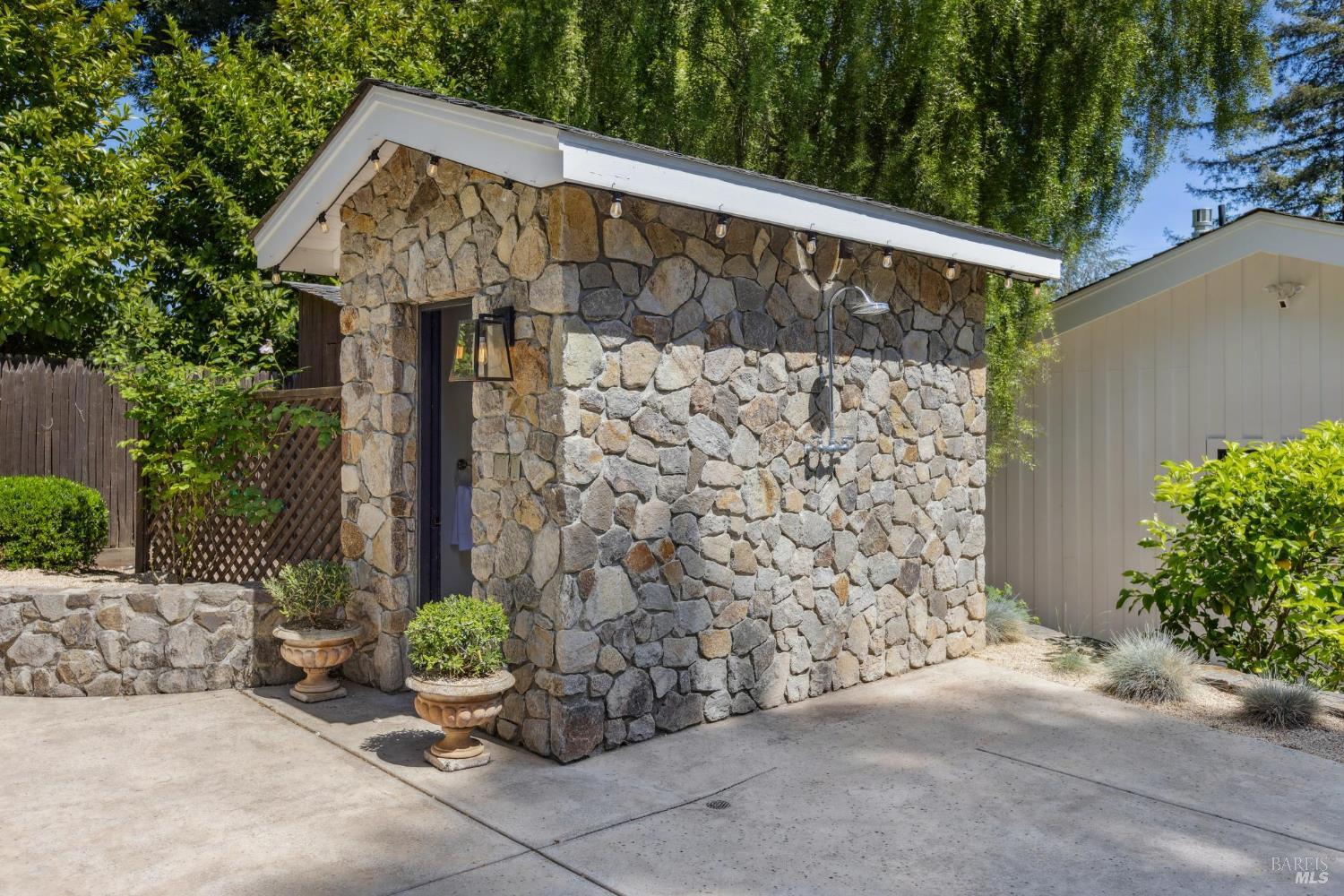 1040 Rose Dr