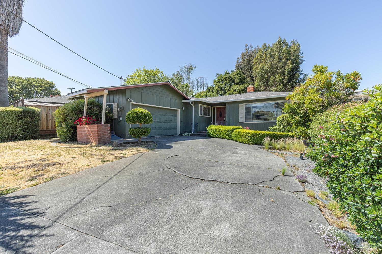 1021 Country Club Dr