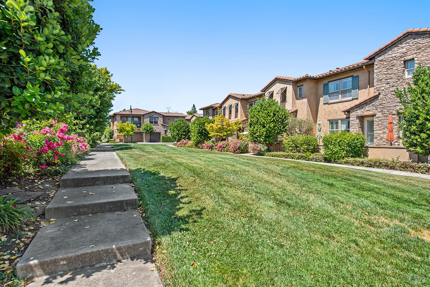 180 Healdsburg Ave #B